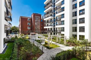 Κήπος έξω από το Młode Miasto Doki Apartments by HappyStay