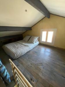 een groot bed in een kamer met een raam bij Maisonnette avec terrasse et patio à Cassis in Cassis
