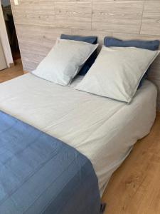 een groot bed met twee kussens erop bij Maisonnette avec terrasse et patio à Cassis in Cassis +9 foto's