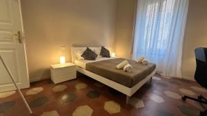 ローマにあるVaticano Roma Guesthouseの枕が2つ置かれたベッドのある寝室