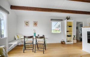 Un comedor con mesa y sillas en 2 Bedroom Lovely Home In Thisted, en Thisted