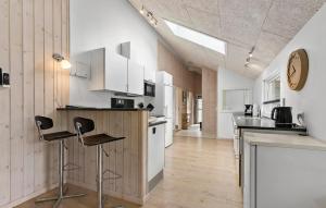 Η κουζίνα ή μικρή κουζίνα στο Amazing Home In Glesborg With Sauna