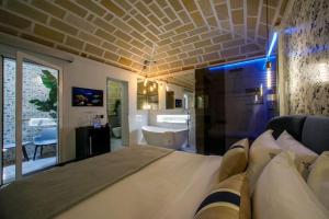 a bedroom with a bed and a bathroom with a tub at Rb Suites centrale in Trapani