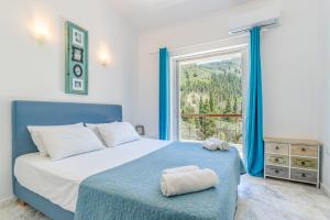 una camera da letto con un letto e una grande finestra di Doliva Studio Chris private pool ad Agios Gordios