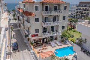 widok z powietrza na budynek z basenem w obiekcie Kings Hersonissos Hotel w mieście Hersonissos