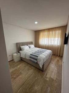 穆罕默迪耶Apartment with pool near Mohammadia downtown的房间里有一张大床的卧室