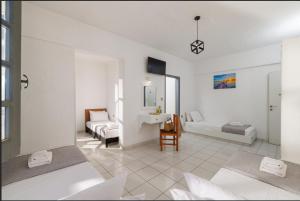 biały salon z łóżkiem i kanapą w obiekcie Kings Hersonissos Hotel w mieście Hersonissos +37 zdjęć