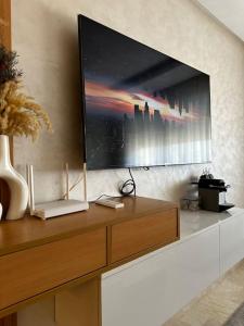 Apartment with pool near Mohammadia downtown的电视和/或娱乐中心