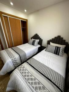 Apartment with pool near Mohammadia downtown客房内的一张或多张床位