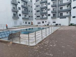 穆罕默迪耶Apartment with pool near Mohammadia downtown的建筑物前的一个空游泳池