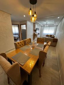 Apartment with pool near Mohammadia downtown的休息区