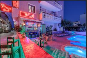 hotel z basenem i restauracją w obiekcie Kings Hersonissos Hotel w mieście Hersonissos