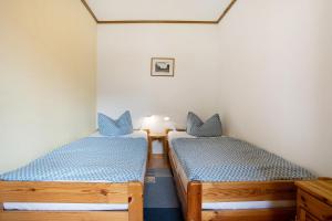 a room with two twin beds in a room at Haus Albatros Wohnung 2 in Ostseebad Koserow
