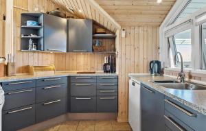 Η κουζίνα ή μικρή κουζίνα στο Awesome Home In Otterup With Wifi