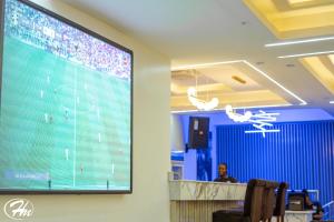 TV a/nebo společenská místnost v ubytování Hadmof Hotel and Suites