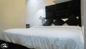 Postel nebo postele na pokoji v ubytování Hadmof Hotel and Suites
