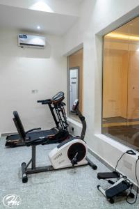 Fitness centrum a/nebo fitness zařízení v ubytování Hadmof Hotel and Suites