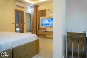 Postel nebo postele na pokoji v ubytování Hadmof Hotel and Suites
