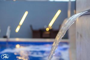 Bazén v ubytování Hadmof Hotel and Suites nebo v jeho okolí