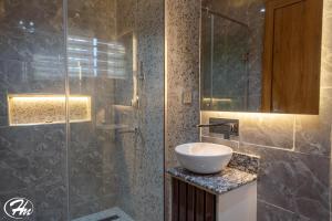 Koupelna v ubytování Hadmof Hotel and Suites