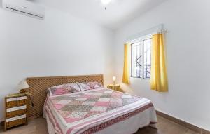 アギラスにあるStunning Home In Aguilas With Wifiのベッドと窓のある寝室