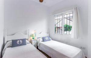 アギラスにあるStunning Home In Aguilas With Wifiの窓のある白い部屋にベッドが2つある