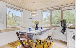 Η κουζίνα ή μικρή κουζίνα στο 3 Bedroom Pet Friendly Home In Hadsund
