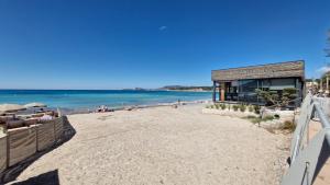 a beach with a building on it next to the ocean w obiekcie Maison familiale Jardin parking, 10 min plage, 1* w mieście Saint-Cyr-sur-Mer
