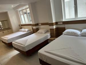 Welcome Hotels客房内的一张或多张床位
