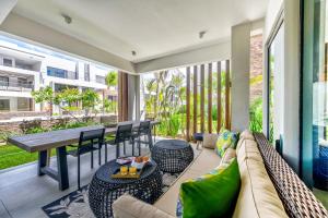 モン・ショワジーにあるMauritius Ultra Luxury Apartmentのソファとテーブルのあるリビングルーム