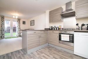 Η κουζίνα ή μικρή κουζίνα στο Quiet Two Bedroom House Driveway Parking & Garden