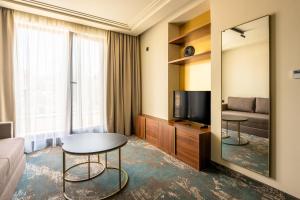 Televízia a/alebo spoločenská miestnosť v ubytovaní Hotel Kocka Vrnjačka Banja