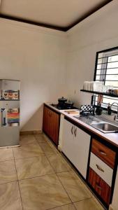 eine Küche mit Spüle und Kühlschrank in der Unterkunft MaatHomes in Douala