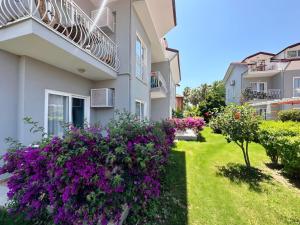 A garden outside Villa Dolunay Apart Hotel