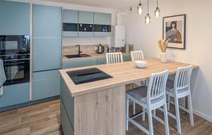 Η κουζίνα ή μικρή κουζίνα στο Gorgeous Apartment In Gagny With Wifi