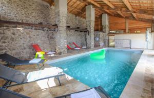 Bazén v ubytování Awesome Home In Privas With Sauna nebo v jeho okolí