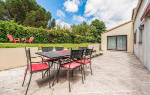 Patio nebo venkovní prostory v ubytování 4 Bedroom Gorgeous Home In Bouguenais