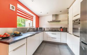 Kuchyň nebo kuchyňský kout v ubytování 4 Bedroom Gorgeous Home In Bouguenais