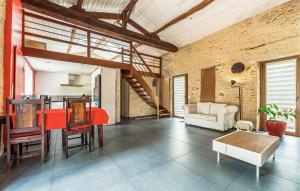 Posezení v ubytování 4 Bedroom Gorgeous Home In Bouguenais