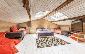 Postel nebo postele na pokoji v ubytování 4 Bedroom Gorgeous Home In Bouguenais + 16 fotografií