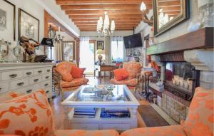 Posezení v ubytování 3 Bedroom Gorgeous Home In Deauville