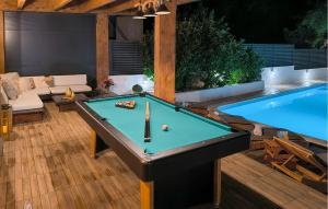 een pooltafel naast een zwembad bij Stunning Home In Biorine With Wifi in Biorine +29 foto's