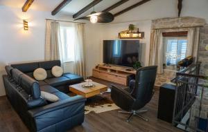 een woonkamer met een bank en een televisie bij Stunning Home In Biorine With Wifi in Biorine