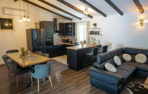 een woonkamer en keuken met een bank en een tafel bij Stunning Home In Biorine With Wifi in Biorine