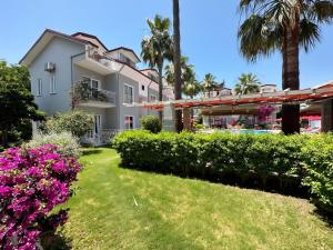 A garden outside Villa Dolunay Apart Hotel