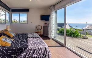 Ένα ή περισσότερα κρεβάτια σε δωμάτιο στο 4 Bedroom Cozy Home In Plouarzel