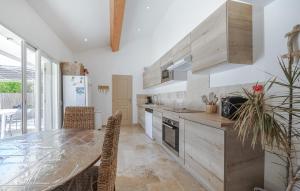 Η κουζίνα ή μικρή κουζίνα στο 1 Bedroom Gorgeous Home In Auriol