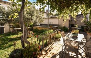 Taman di luar Cozy Apartment In Morières-Lès-Avignon
