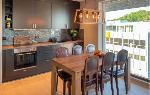 Η κουζίνα ή μικρή κουζίνα στο Cozy Apartment In Kristiansand S