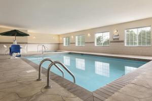 麥迪遜的住宿－卡爾森麥迪遜鄉村套房酒店，在酒店房间的一个大型游泳池